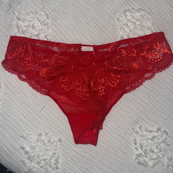 Simone Perele Red Lace Lingerie Set bra 34/36 B and thongs M - Picture 13 of 15
